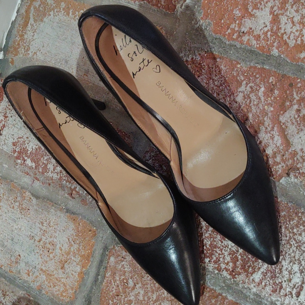 Banana Republic black leather pump size 8M